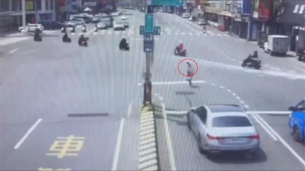 車呢?婦人戴安全帽站機車停等區 網友笑稱:學會待轉