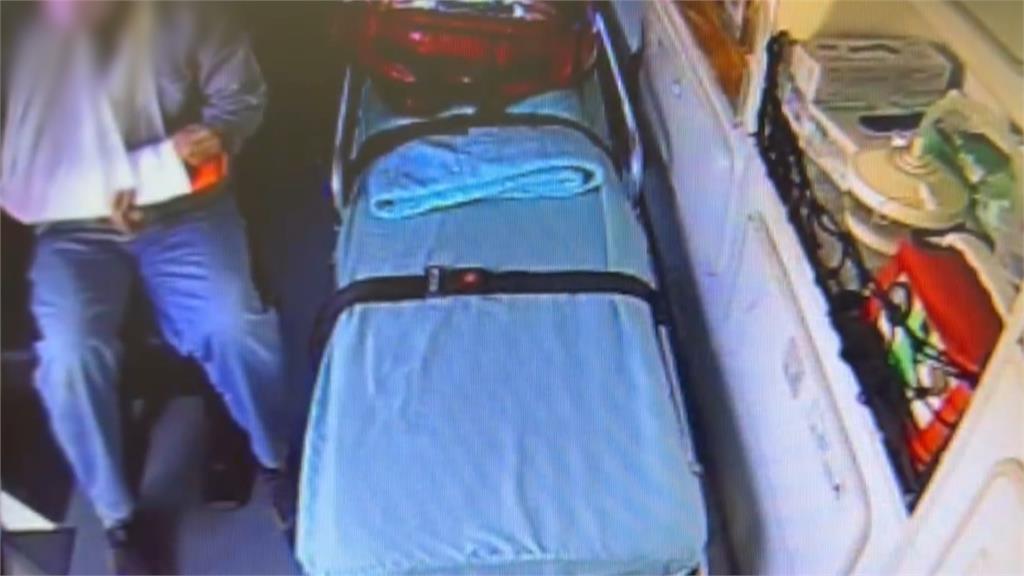 疑溫差太大導致磁磚剝落 　67歲清潔員遭砸中幸無生命危險