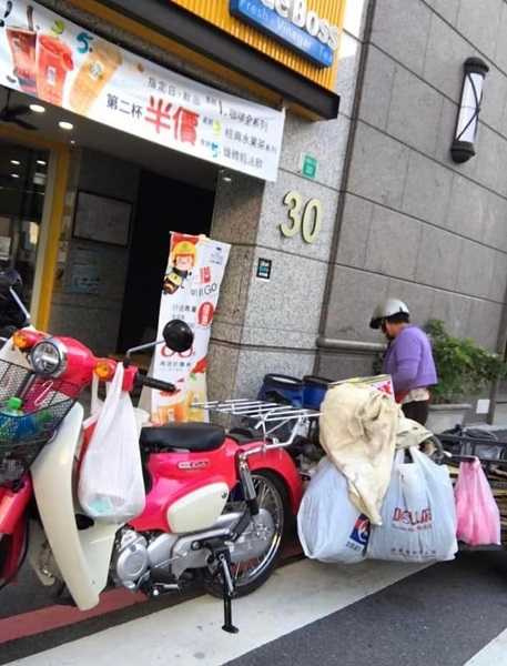 台南婦人騎「小粉紅」撿回收　網神出售價秒喊：阿姨我不想努力了！