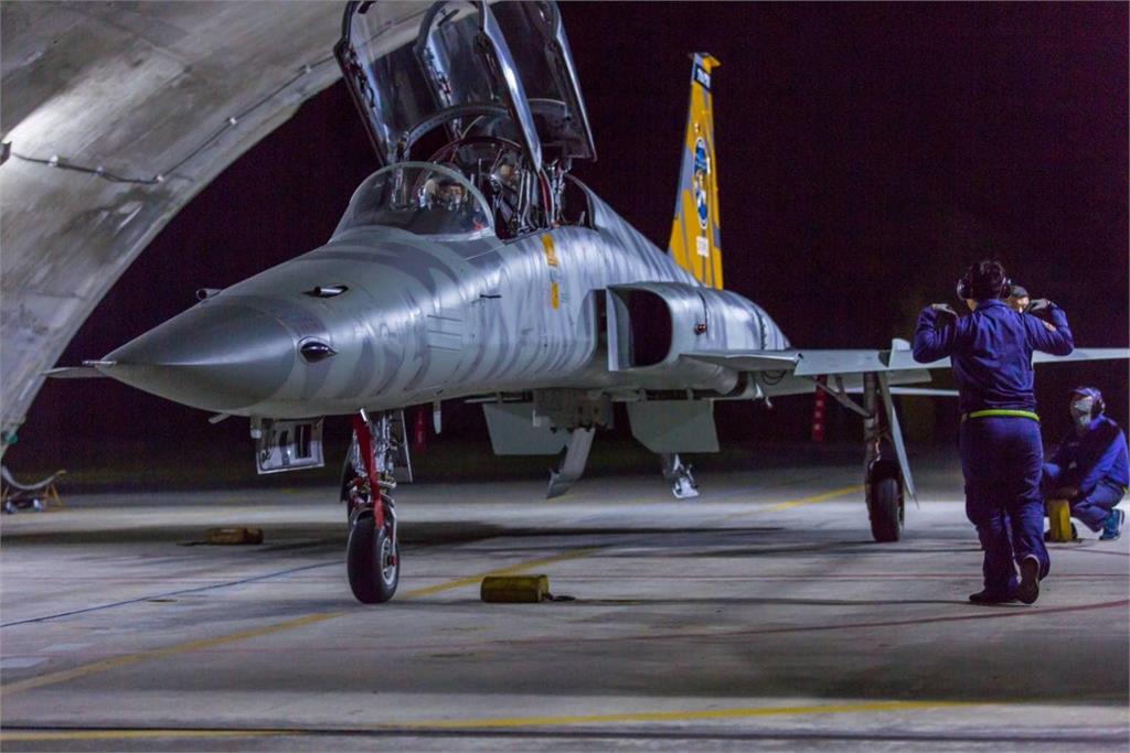 花蓮半夜戰鬥機狂飛…民眾急問「開戰了?」意外曝光空軍「夜間密訓內容」