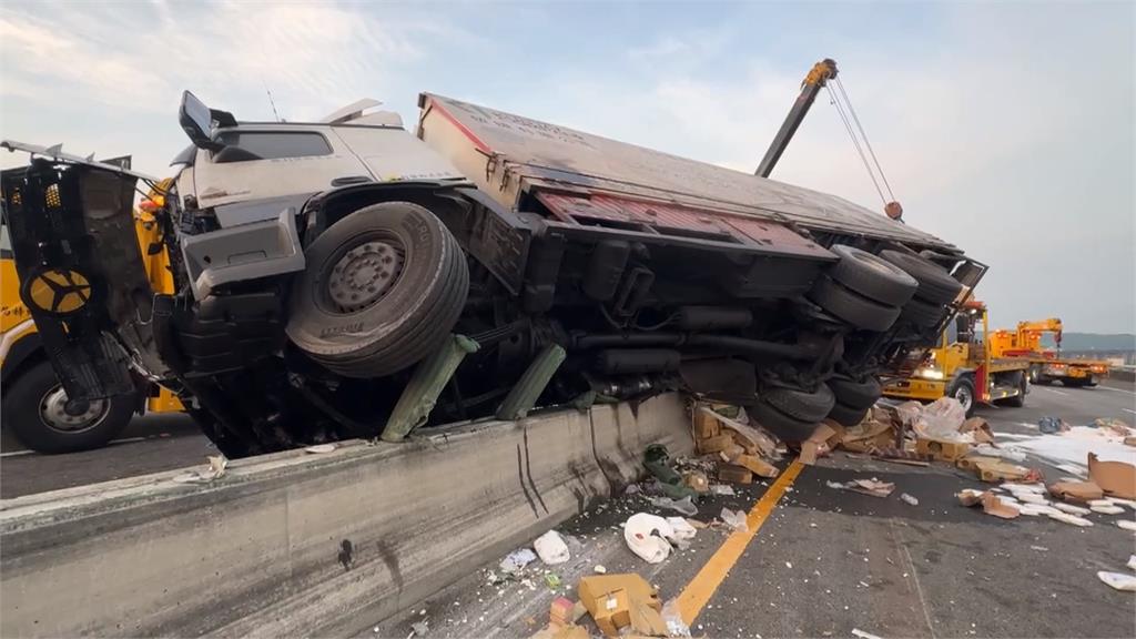 國3後龍段「聯結車自撞翻覆」　波及8車、駕駛一度受困