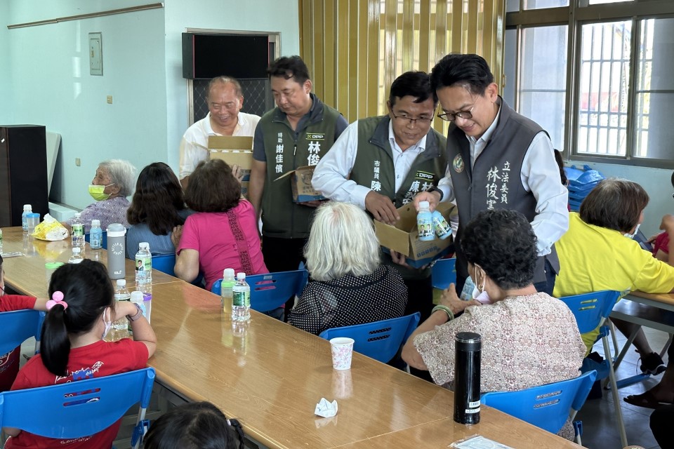 快新聞／照顧鄉親營養需求　綠委林俊憲「保久乳」送暖在地長輩