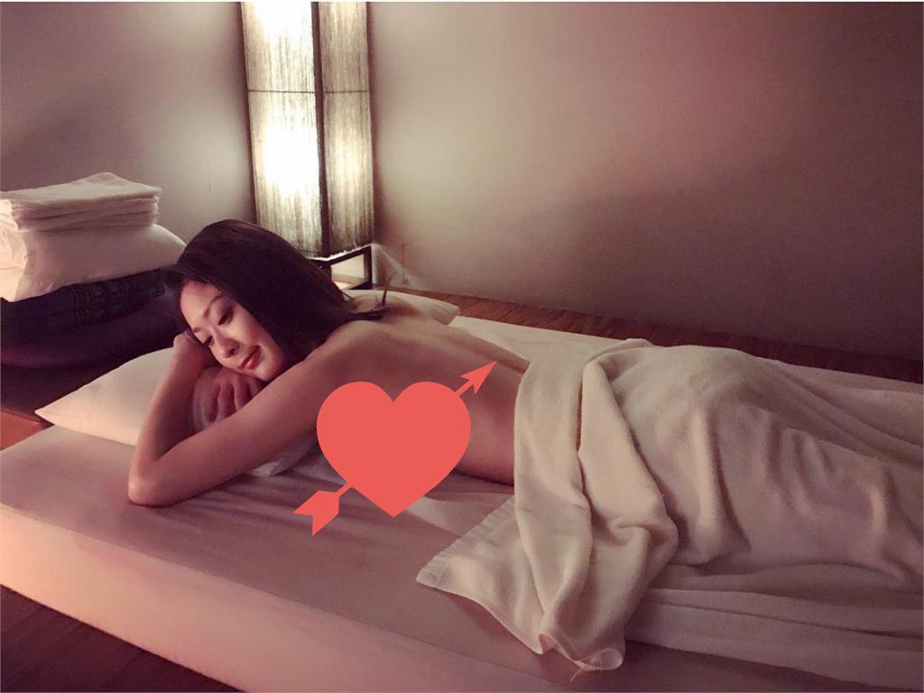 陳傑憲愛妻綺綺「絕美床照流出」曲線全看光!網一看秒害羞:想放大