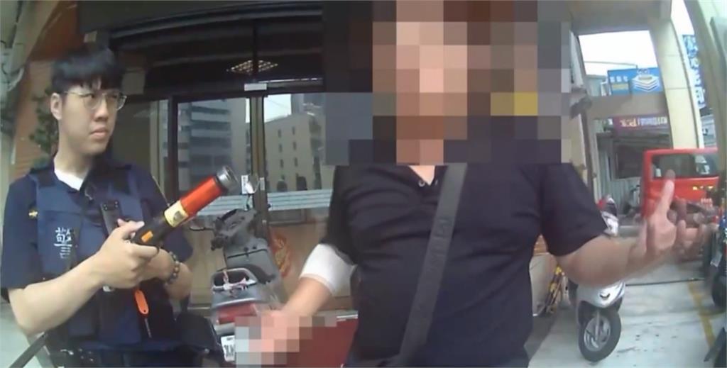 男試圖騎車衝進派出所 情緒失控亮刀、酒測值超標