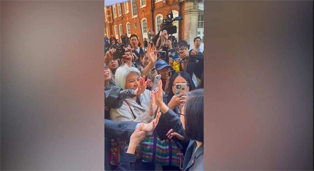 回母校!蔡英文訪倫敦政經學院引騷動 近百人舉布條歡迎