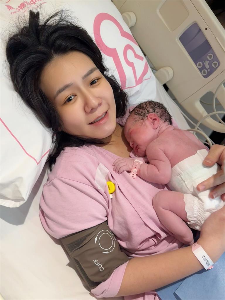 李又汝迎來愛女「小藍莓」報到！第一胎自然產8.5小時超神速　