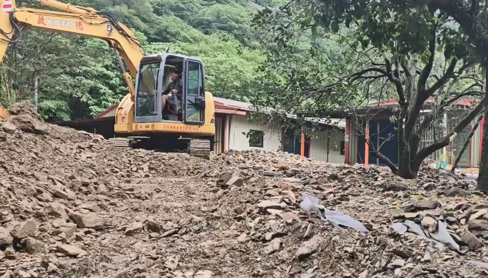蘇澳民宅、養豬場遭土石掩埋 重機具緊急進駐協助清淤