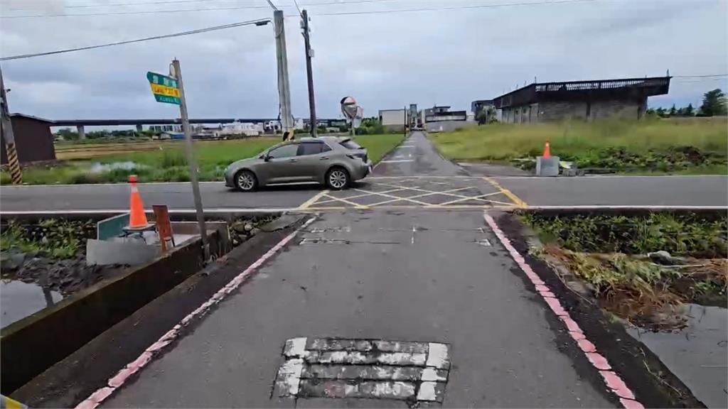 生死一瞬間！礁溪聯結車擦撞機車　就在大輪邊！騎士險被捲入車底