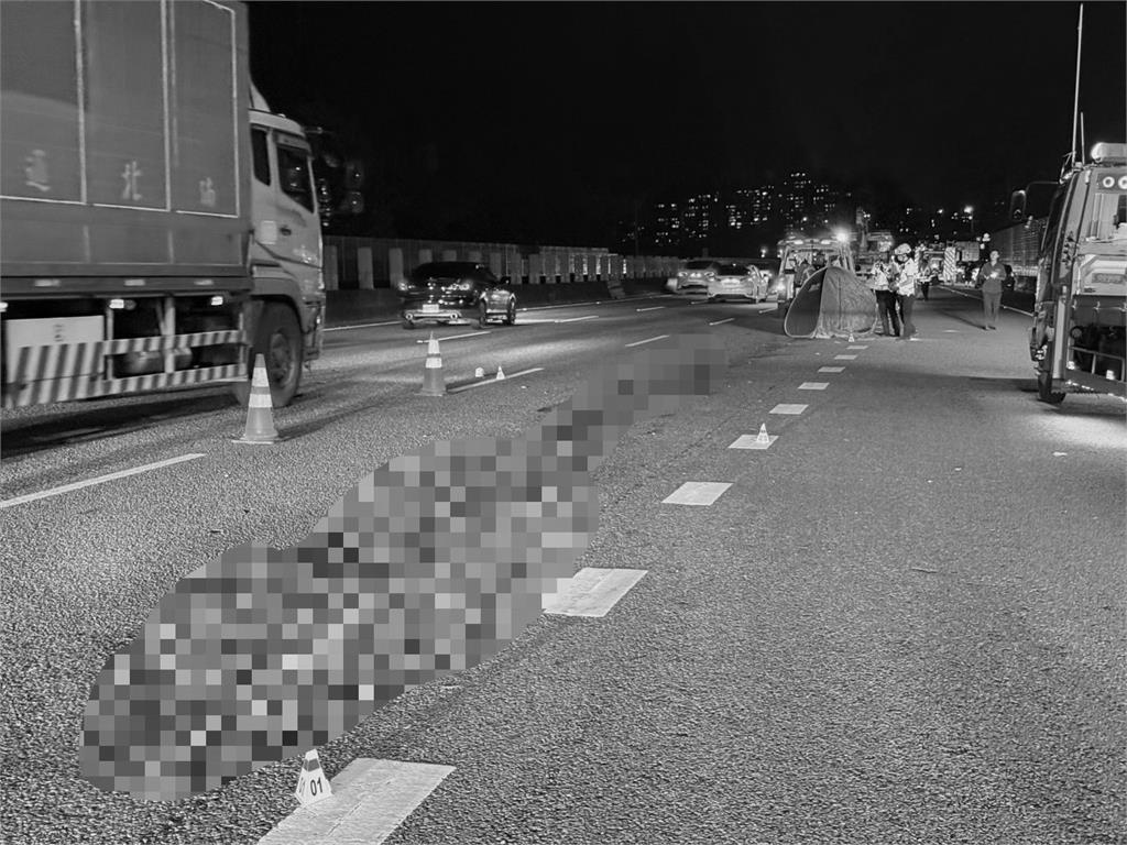 50歲男疑國道自撞下車「遭8車輾斃」!殯葬「收拾四分五裂」畫面曝光