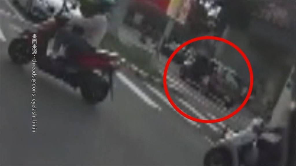 驚險！轎車疑車門沒關好行駛途中　小孩掉出來跌馬路