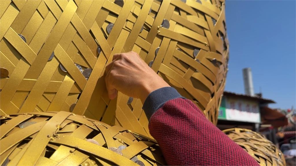紫南宮金雞「塞滿硬幣」　廟方解惑：用來祈福許願