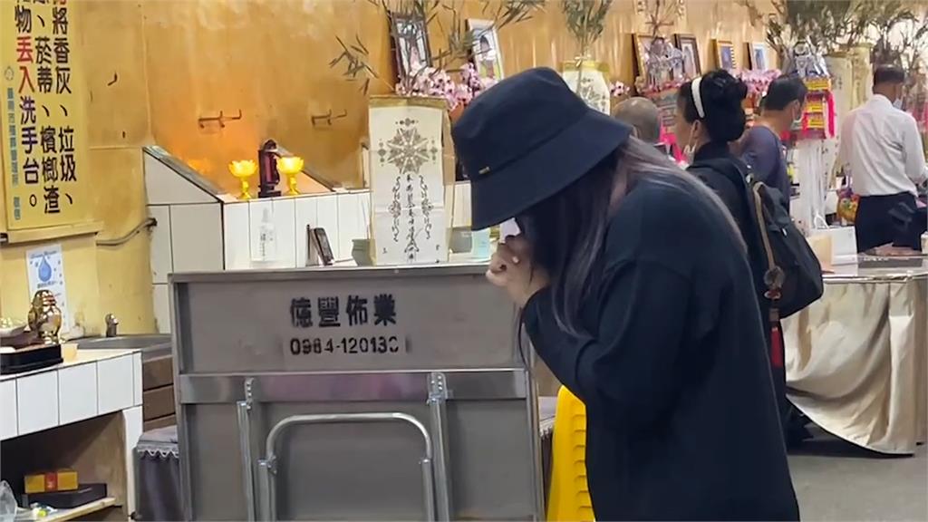 輾死3歲台南女童！孕婦現身靈堂下跪「想對妹妹說話」　爸急扶：不需要這樣