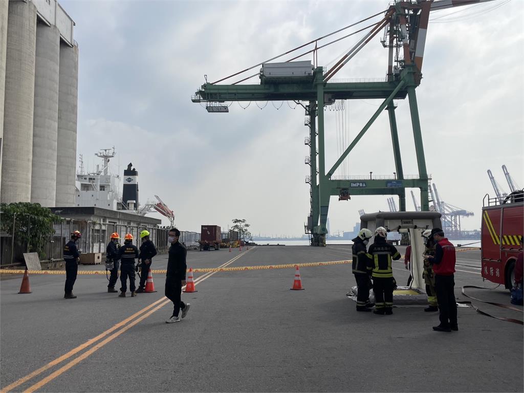快新聞／高雄港貨櫃有毒「氫氟酸」外洩　現場緊急封鎖、1人送醫