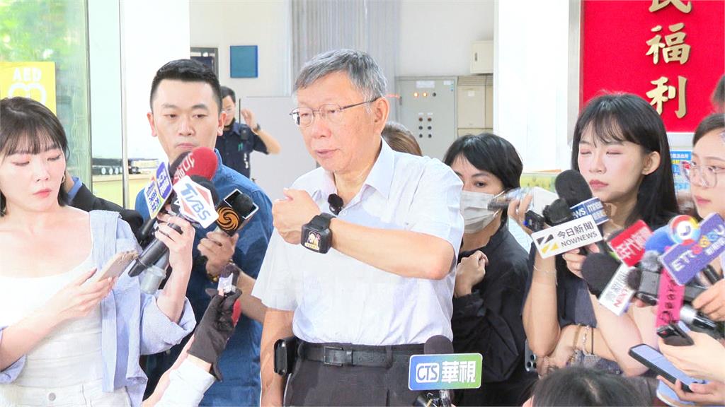 電子腳環害受傷？柯文哲腳環換手環　今杵拐杖一跛一跛現身派出所