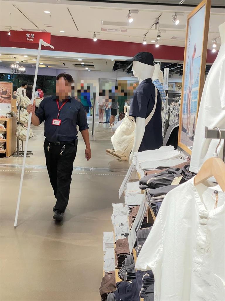 無印良品怪男「全裸躺床翻滾」超扯畫面流出!網朝聖嚇傻:進擊的巨人?