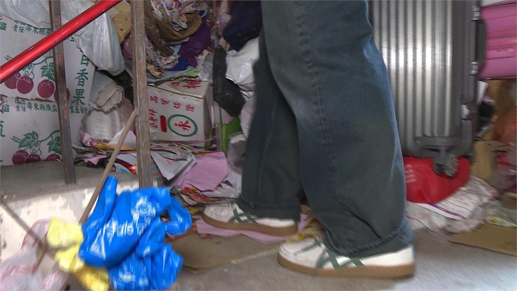 進出宛如老鼠鑽洞！　樓梯堆雜物進出就像障礙賽