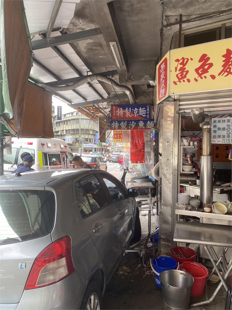 轎車撞進北市40年老店「易家鯊魚麵」 老闆、女兒受傷送醫
