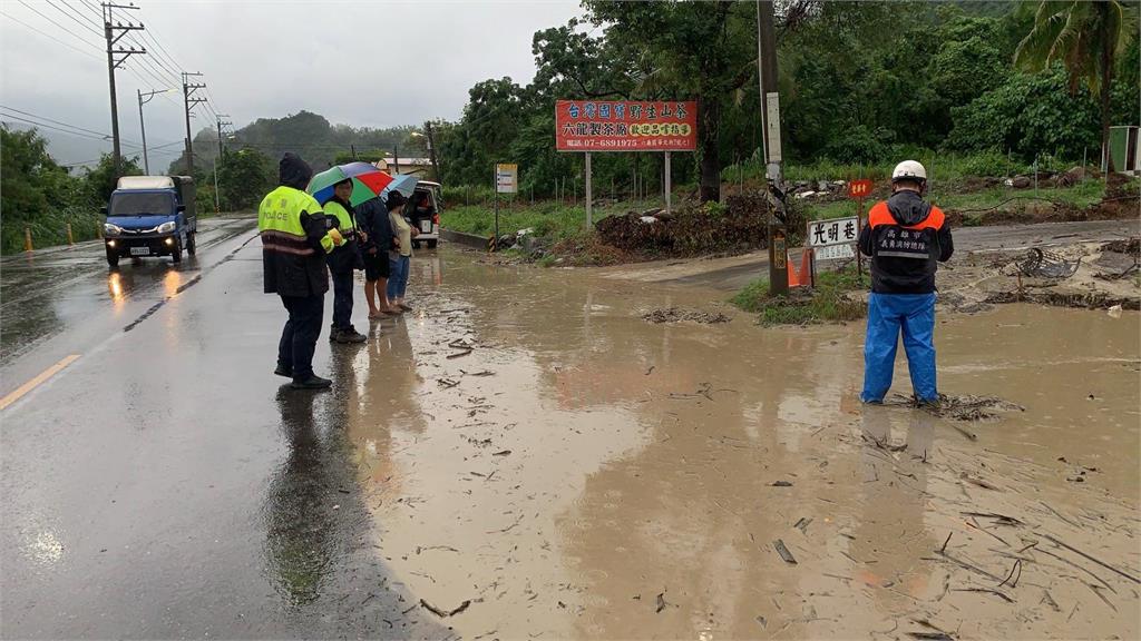 快新聞／高雄六龜午後豪雨導致土石流　警方協助7名居民安全撤離