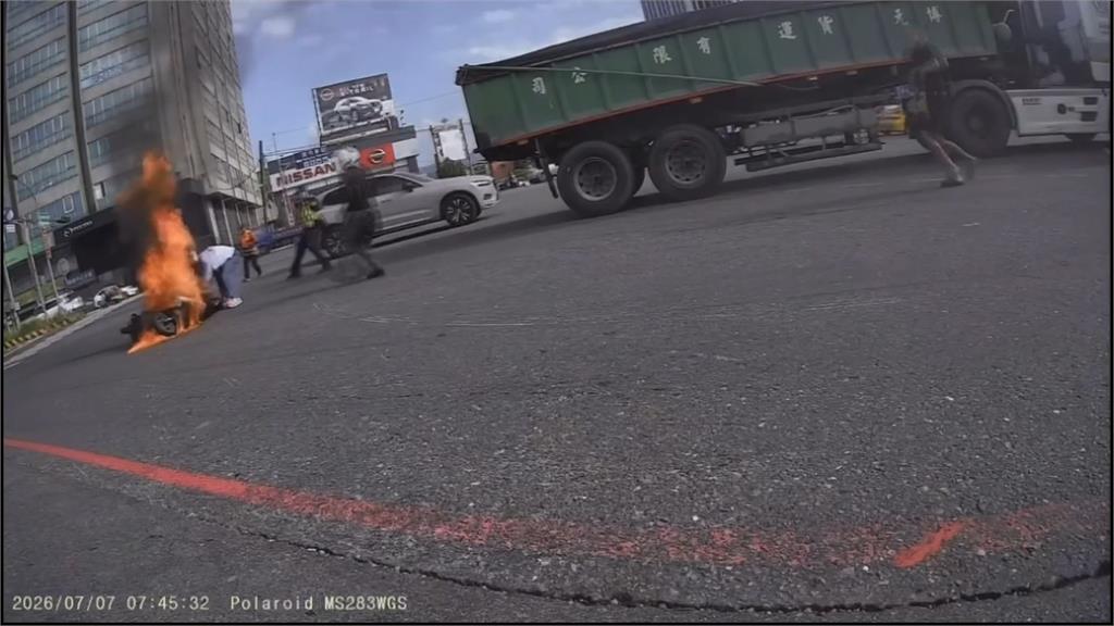 遭右轉大貨車撞倒「機車變火球」　肇事駕駛扛超大滅火器衝火海救人