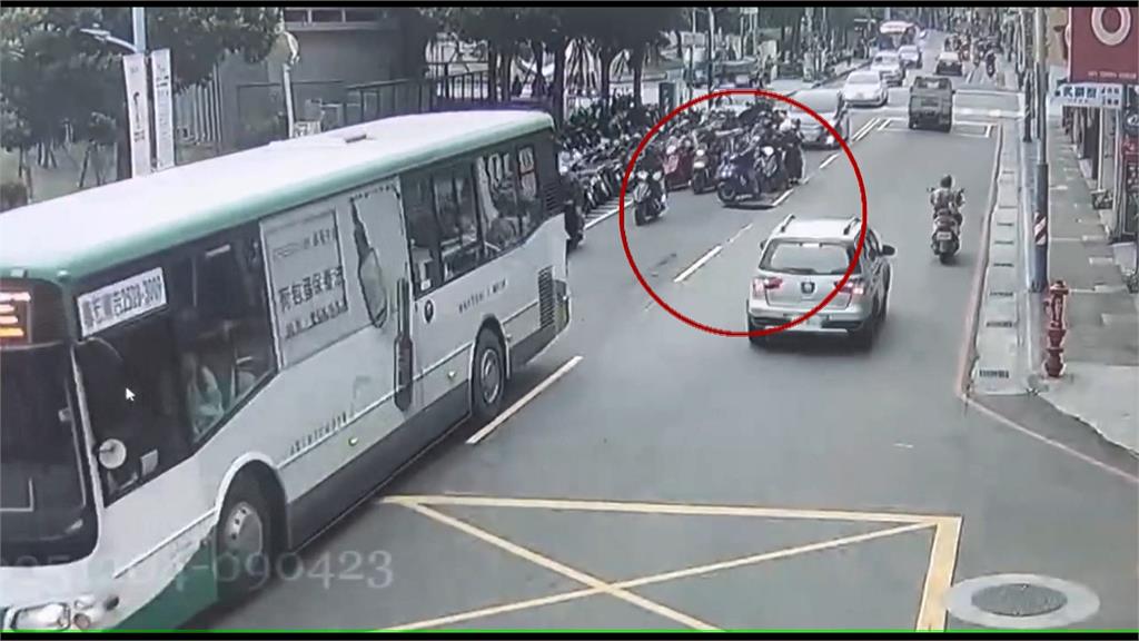 下水道箱涵破損！新莊球場旁出現天坑　行車急煞