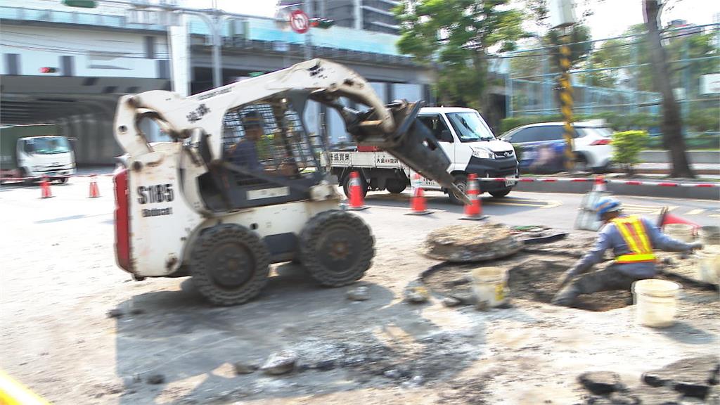 驚險瞬間！板橋「台電人孔蓋爆炸」　白蟻咬破電纜線釀禍