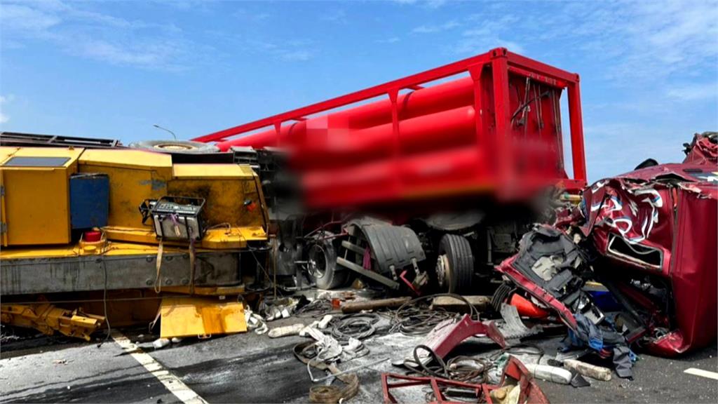 精神不濟?台61撞翻施工吊車 化學槽車頭全毀「護欄被撞破大洞」