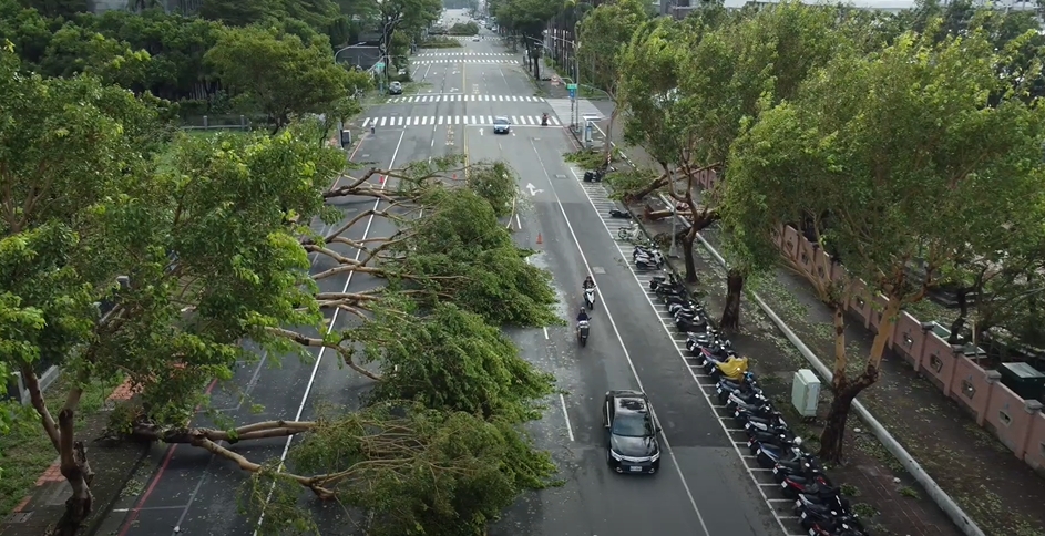 快新聞／山陀兒肆虐高雄！三民區空拍畫面曝　路樹整排倒塌、鐵皮屋頂吹毀壓轎車上