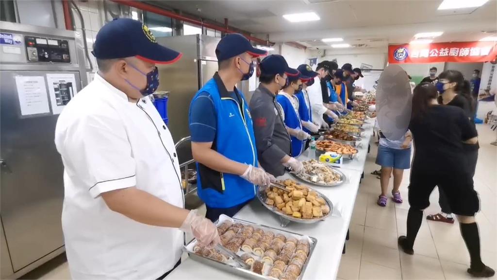台灣公益廚師協會中秋義廚活動　聖心教養院製作「巨無霸月餅」