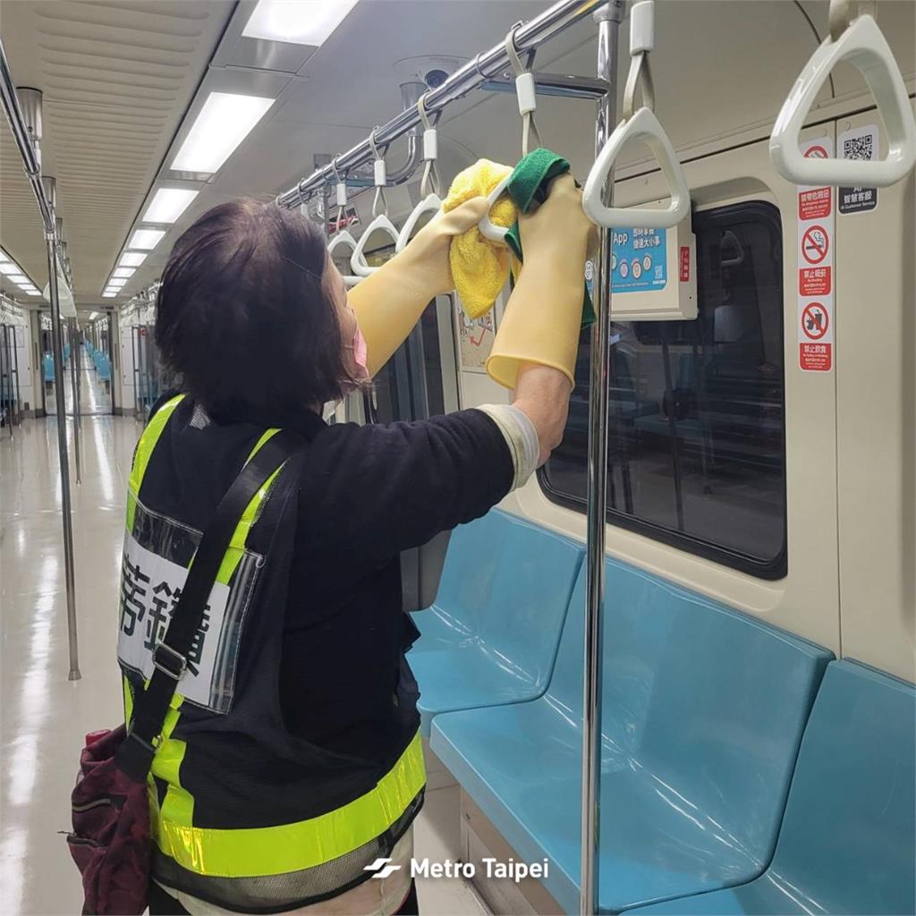 快新聞/北捷曬「深夜背影照」揭車廂超乾淨內幕! 網感動:台灣之光