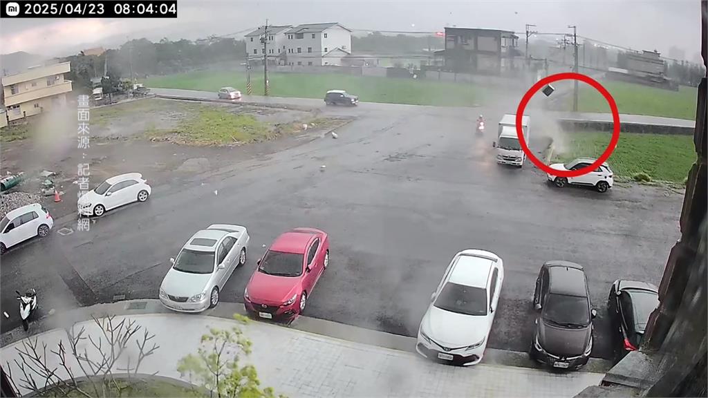 苗栗頭份驚見9級怪風 11噸重大貨車停路邊遭吹翻