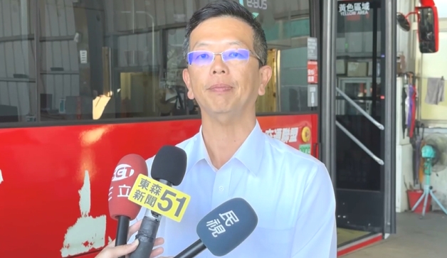 台中30路公車玻璃「破大洞」 駕駛未察覺乘客急告知