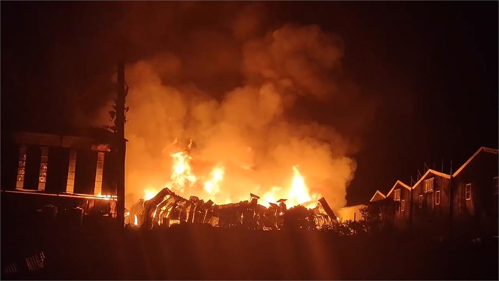 大火延燒2工廠　樹林鐵皮工廠凌晨大火　火勢猛烈、濃煙竄天際