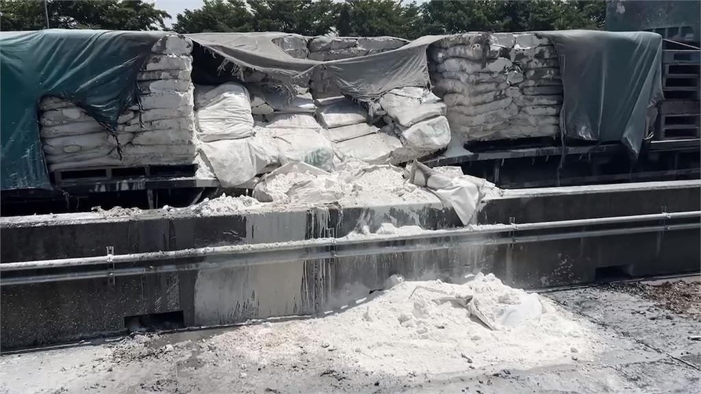 國3大山路段貨車爆胎起火 引燃車上載運油漆原料、幸無傷亡