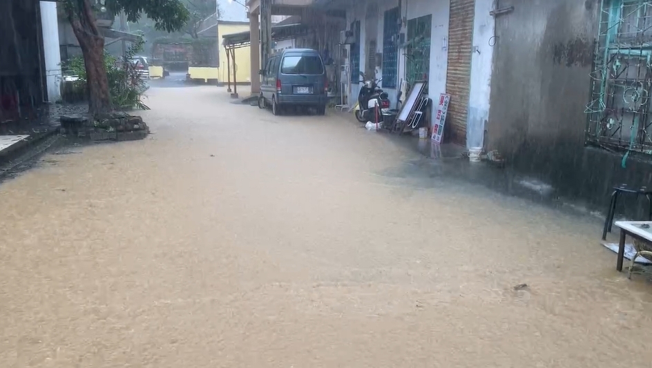 快新聞/宜蘭豪雨來襲!羅東四維路積水拉封鎖線 蘇澳永春里淹水畫面曝光