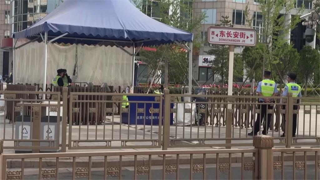 台妹「天安門比V」遭公安帶走!照片含3訊息「恐遭中共關押」隨時沒收手機