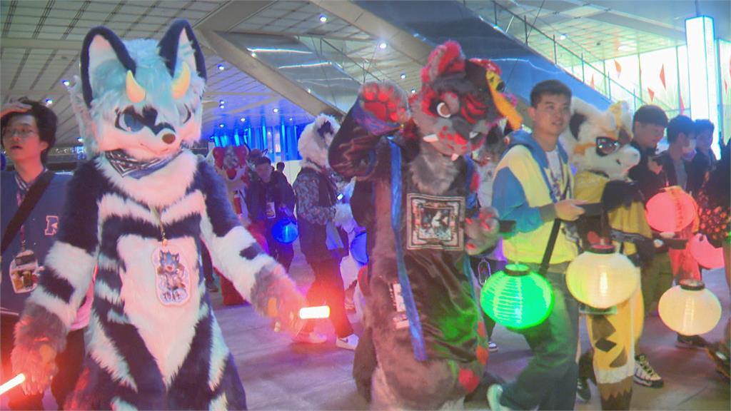 高雄「百毛夜行」 12國毛毛裝愛好者齊聚