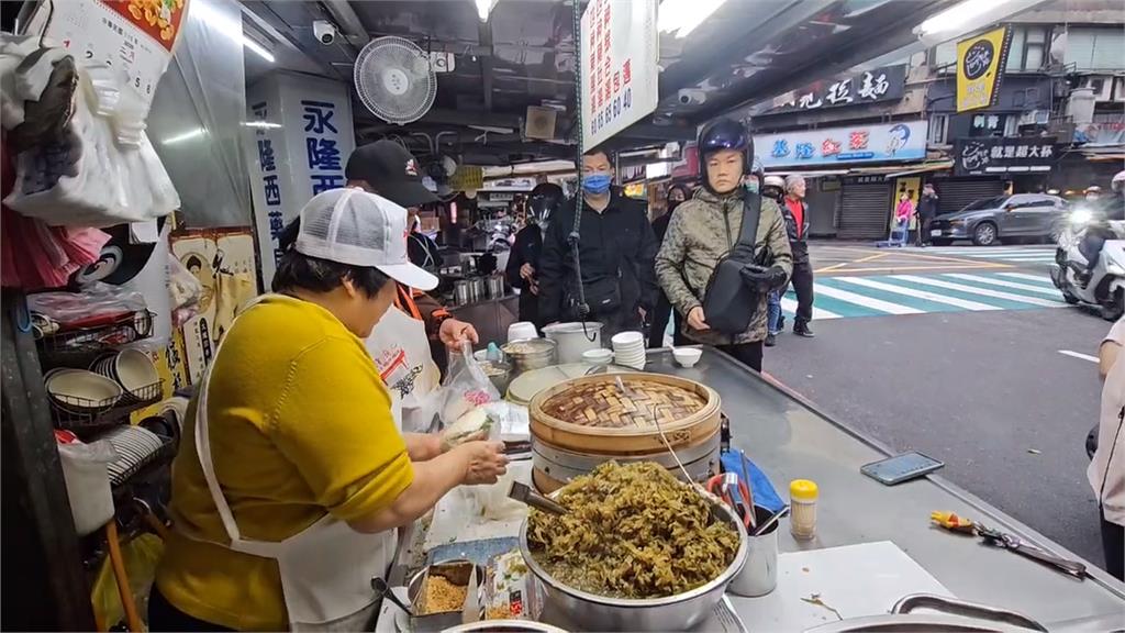 尾牙吃刈包象徵招財 廟口刈包一早大排長龍