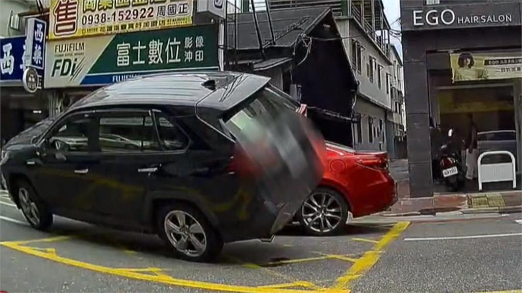怎麼開的？兩車疊疊樂　兩車擦撞　休旅車衝轎車車頂
