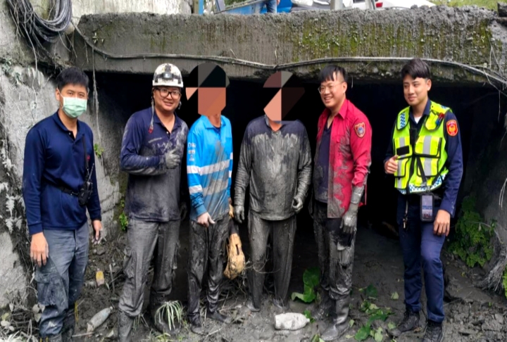 動彈不得！　花蓮光復淤泥堆洞口　2電纜工「身體卡涵洞」近1小時