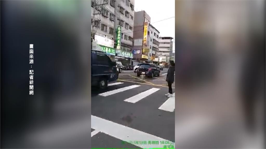 母女走斑馬線過馬路 連續10輛汽機車不禮讓