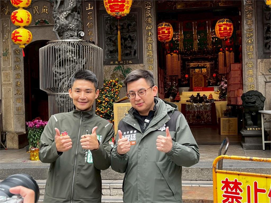 卓冠廷議員力挺台派戰鬥雞張銘祐　青山宮參拜後展開萬華車隊掃街