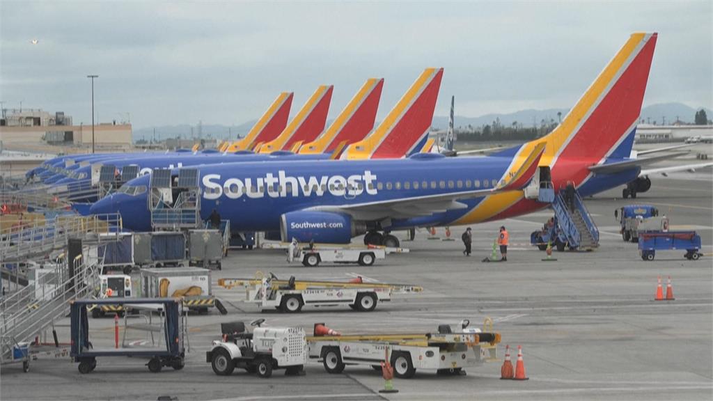 美國航空波音737 Max 8客機 「疑起落架起火」　人員緊急疏散