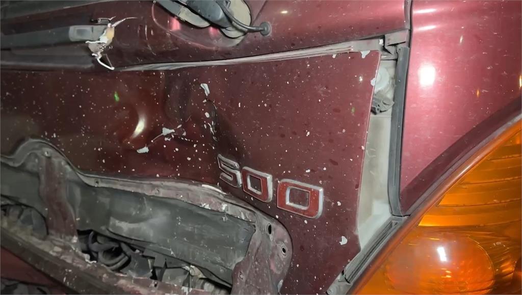 快新聞／高雄重大車禍！機車撞大貨車成廢鐵　騎士險遭捲入　