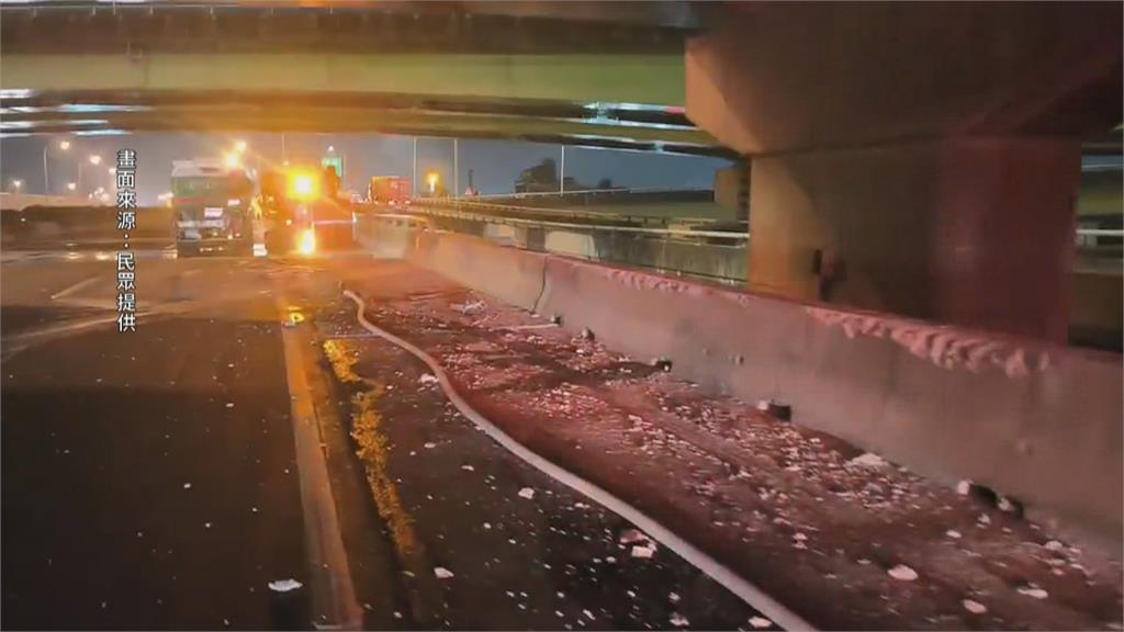 國一台南仁德路段車禍　聯結車擦撞油罐車「油料狂漏」