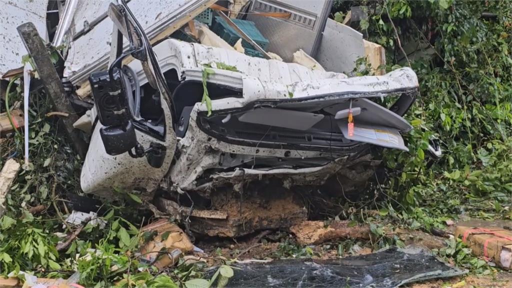 疑天雨路滑自撞護欄 小貨車失控翻落墜橋