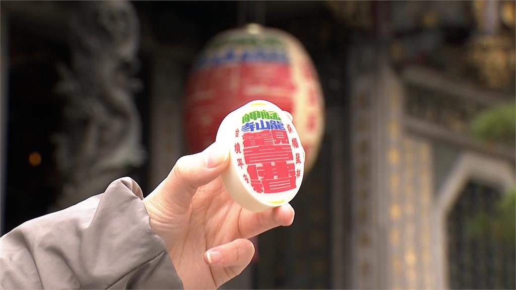 龍山寺「燈籠造型磁鐵」掀搶購　黃牛高價兜售！廟方提醒這件事