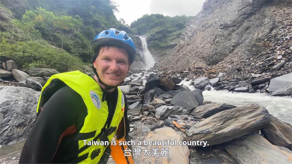 在台外國人衝「美雅谷瀑布」溯溪初體驗　見壯觀景象喊：台灣太美麗