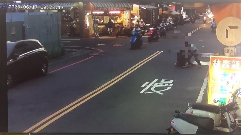 太恐怖! 屏東一名女子遭男子當街毆打並拉扯頭髮