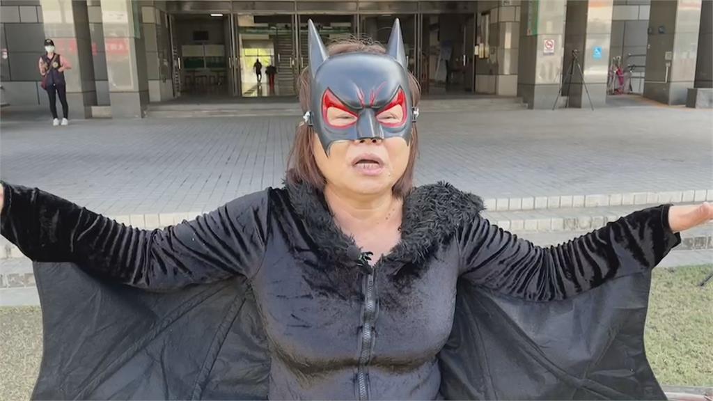 蔣月惠變裝蝙蝠俠問捍衛主權　潘孟安：廢話！這是台灣人應盡的義務