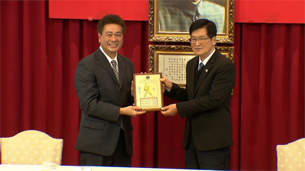 原民會副主委陳義信 棒球珍藏品捐贈退輔會典藏